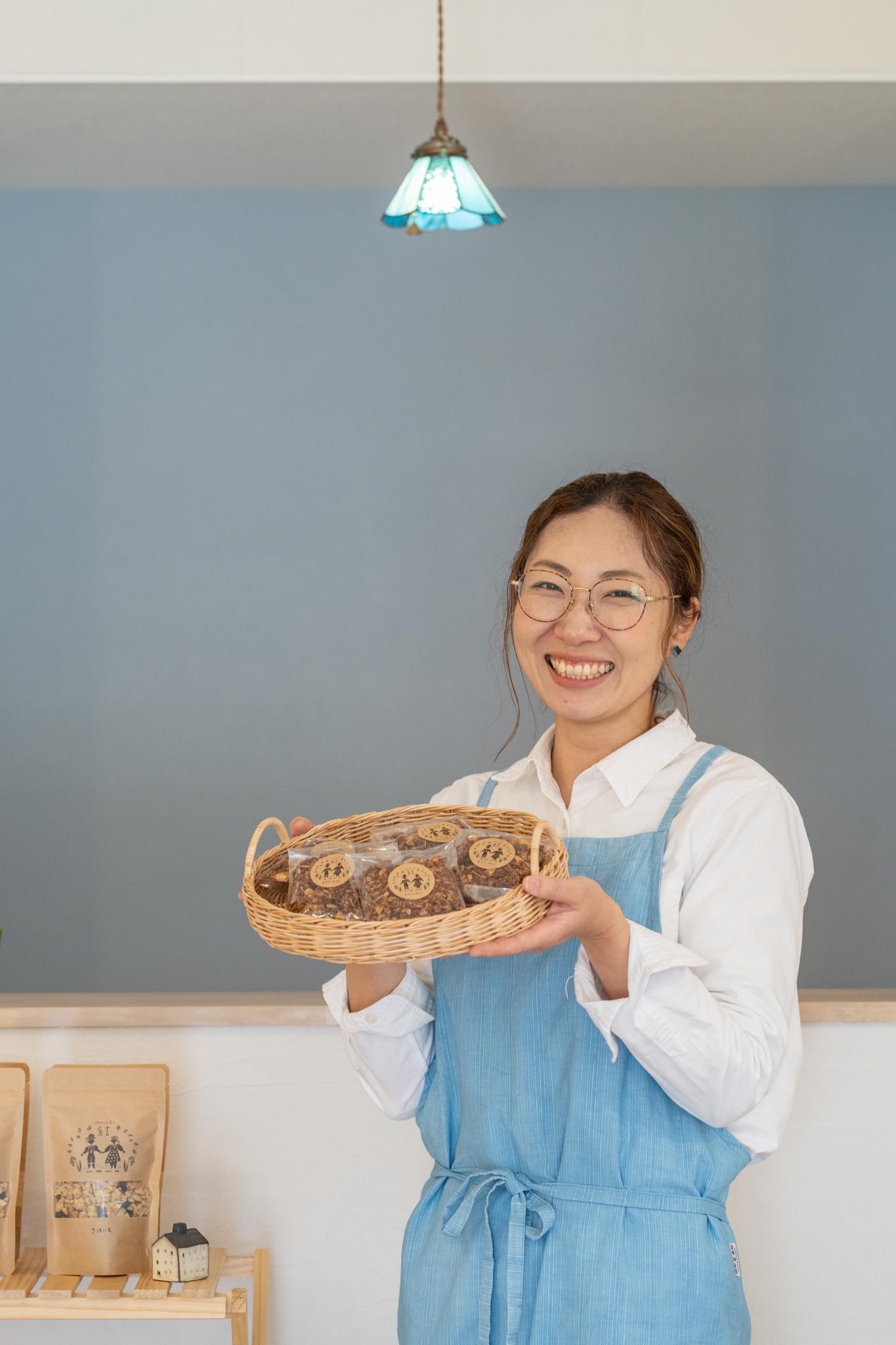 焼き菓子を手に笑顔の三島あかりさん