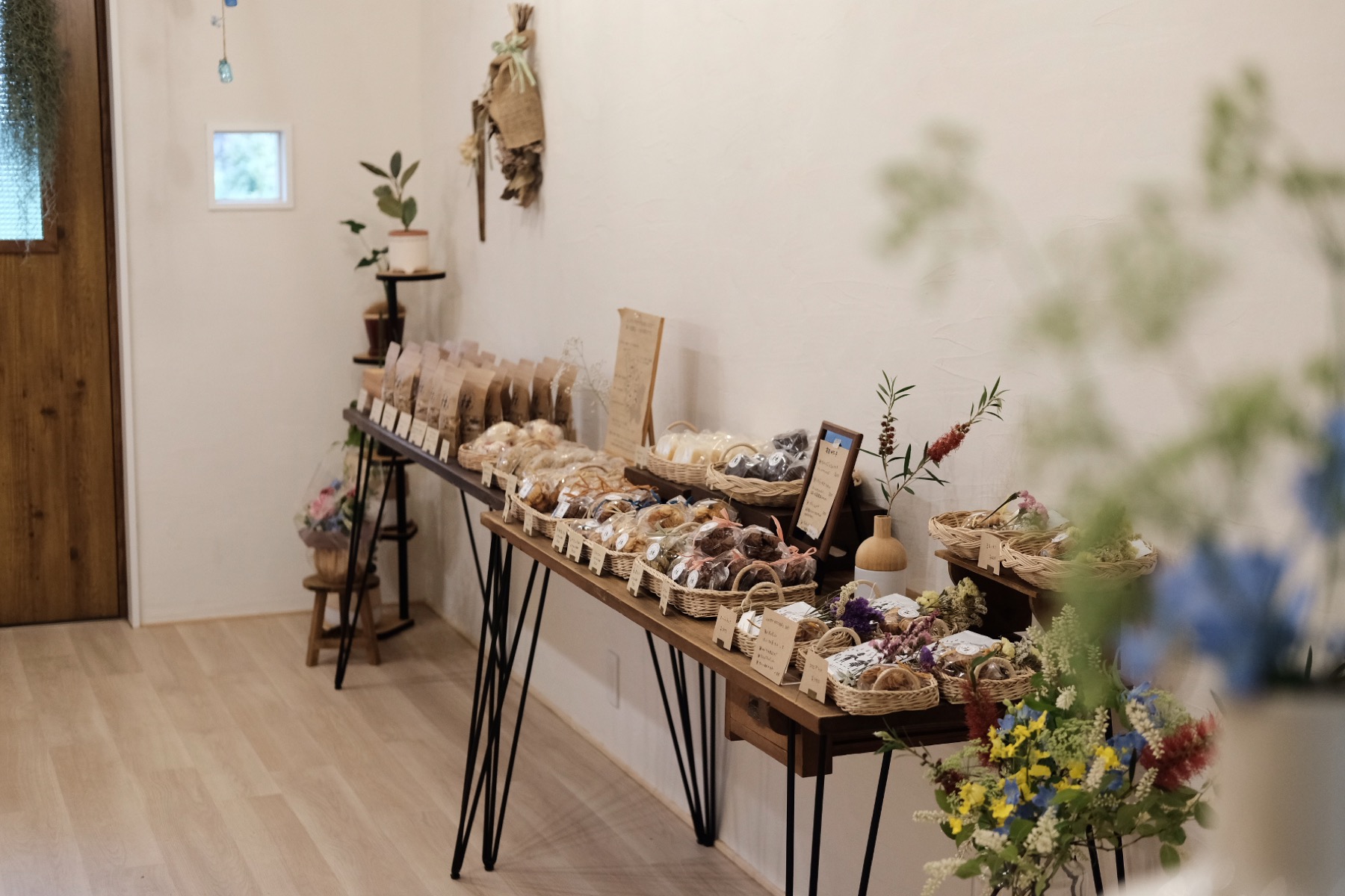ムスビノカナデの店内に並ぶ焼き菓子と花
